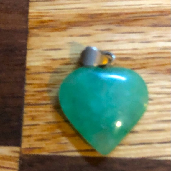 Lovely Little Green Heart Pendant on a silver tone bail. - Picture 2 of 7